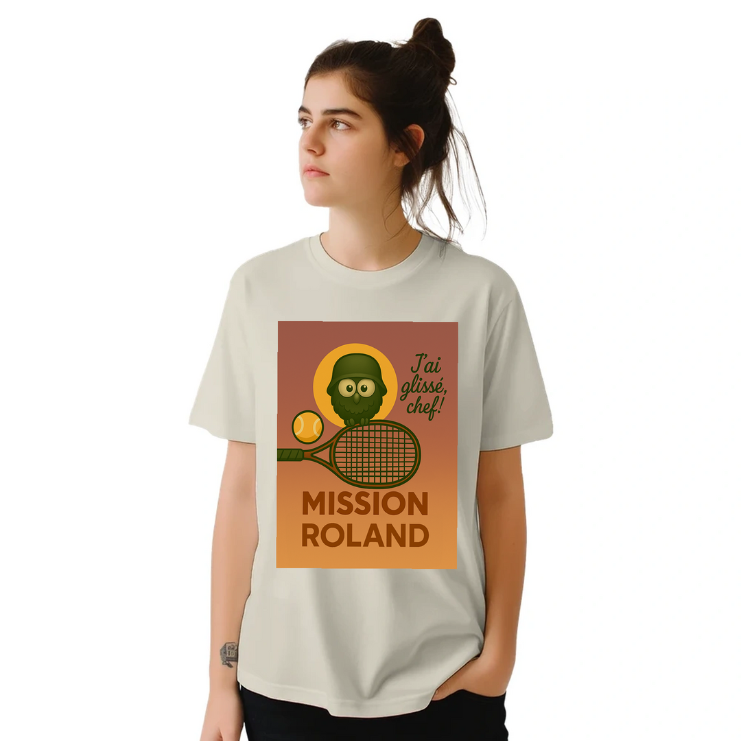 テニスへの情熱を表現する「ミッション・ローランド」Tシャツ。柔らかい高品質な生地で、快適さとスタイルを兼ね備えています。サイズはS、M、L、XL、XXLから選べます。