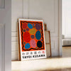 Yayoi Kusama affisch i röd och svart, mått 50x70 eller 30x40, perfekt för hem- eller studiodekor