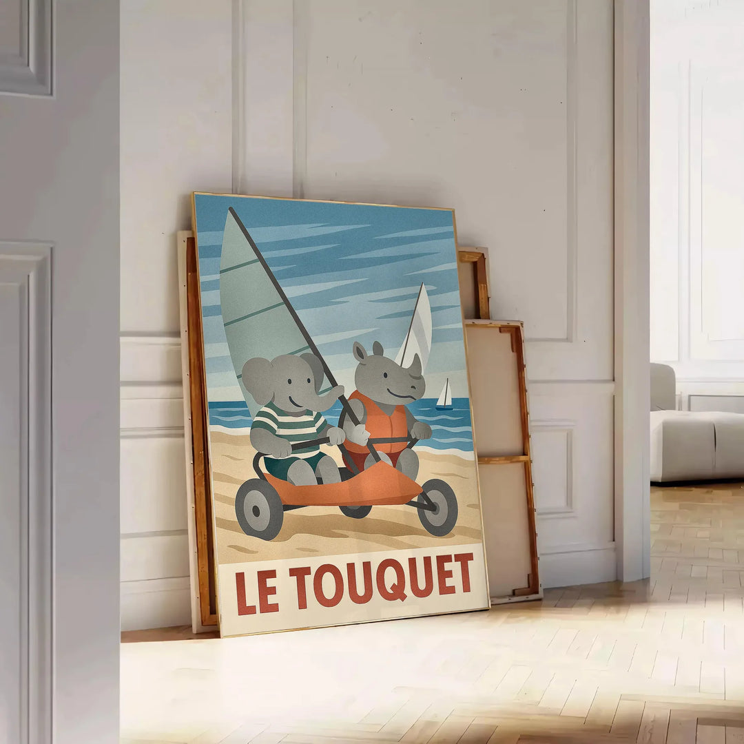 Ανακαλύψτε τον μαγευτικό κόσμο του αφίσας μας με έναν χαριτωμένο ελέφαντα και ρινόκερο στο Λε Τουκέ, ενώ κάνουν σάντ γιοτ. Οι