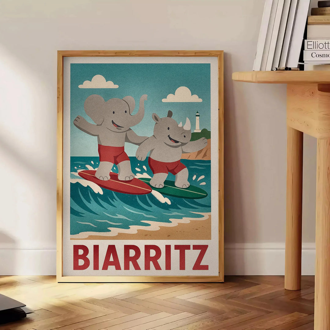 Póster Biarritz Kids Surf con un elefante juguetón y un rinoceronte atrevido, ideal para habitaciones infantiles o guarderías