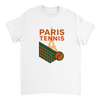 パリのライフスタイルを感じさせるテニスTシャツ。高品質なコットン素材で快適さを提供し、ファッションとスポーツを融合させた一着です。