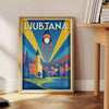 Vintage ceļojumu plakāts par Ljubljanu, Slovēnija, ar art deco stilu, ko raksturo dzīvīgas dzeltenas un zaļas krāsas, pieejam