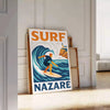 Nazarē sērfošanas plakāts ar dzīvīgu oranžu un baltu dizainu, ideāli piemērots sērfošanas entuziastu telpai