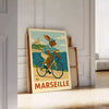マルセイユの魅力にインスパイアされた子供用ウサギ自転車ポスター。青と緑の穏やかな色合いで、子供部屋や遊び場にぴったりのアート作品です。