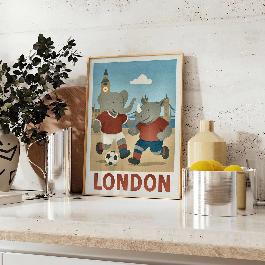 Πόστερ με τίτλο "Παιδικό Ελεφαντάκι & Ρινόκερος Ποδόσφαιρο", ιδανικό για μικρούς φιλάθλους. Ζωντανά χρώματα σε σχέδιο που προ