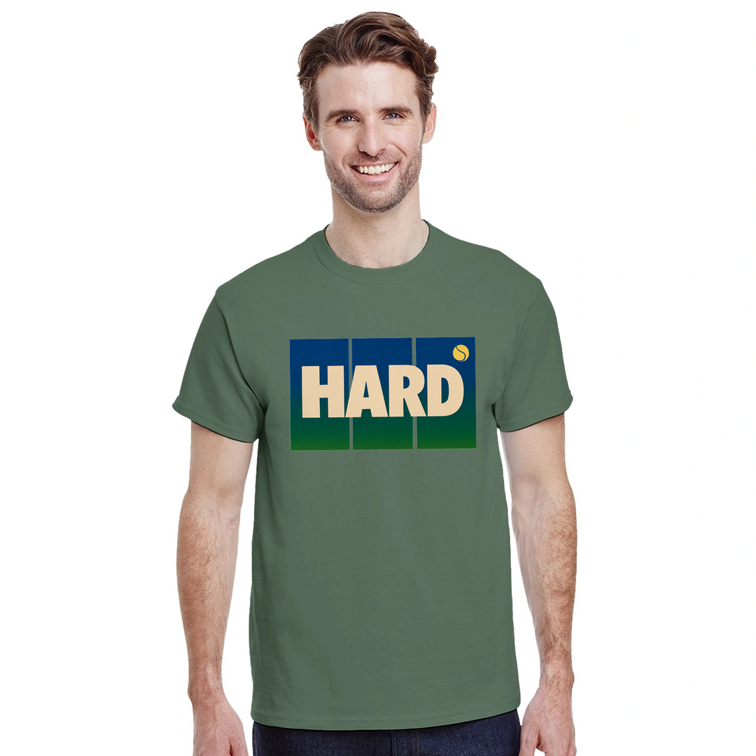 T-shirt Hard Tennis 3, design dinamico che esprime l'intensità del tennis, ideale per giocatori e appassionati. Comfort e sti