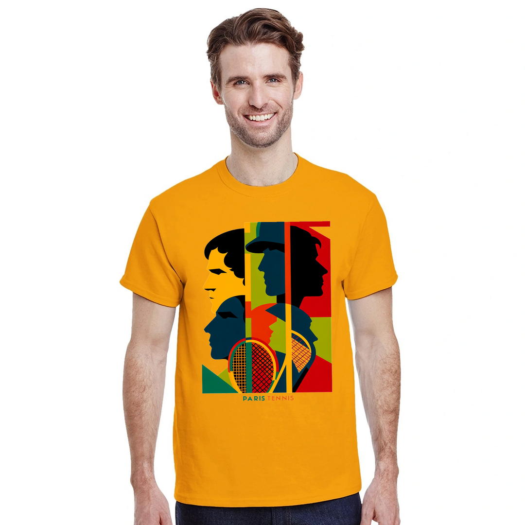 トーナメントテニスTシャツ。プレイヤーやファンに最適なスタイリッシュなティー。快適さと耐久性を兼ね備えた高品質素材使用。サイズ展開：S, M, L, XL, XXL。