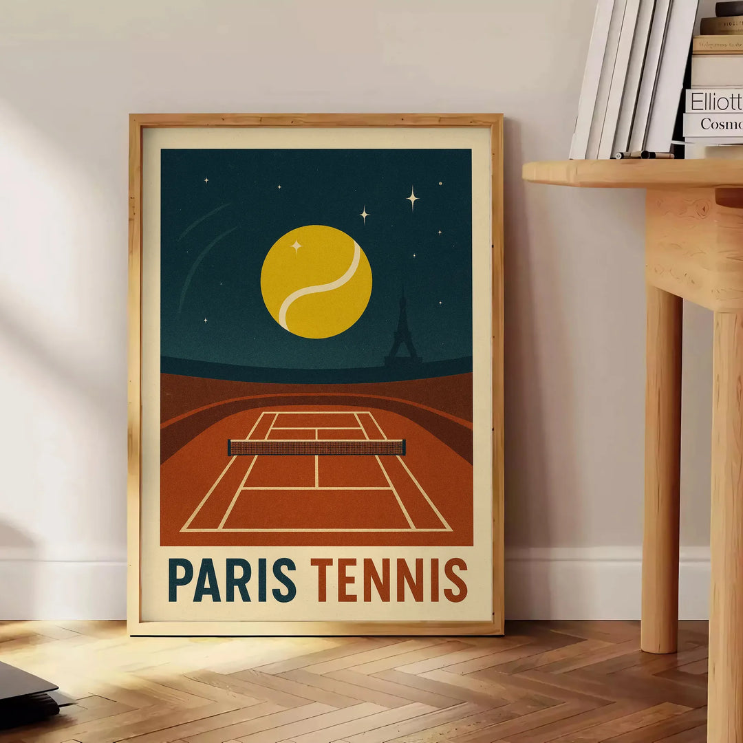 夜のパリの魅力を感じる「パリ・テニス・バイ・ナイト」ポスター。大胆な黒と赤のトーンで、どんな空間にもエレガンスを加えます。