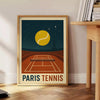夜のパリの魅力を感じる「パリ・テニス・バイ・ナイト」ポスター。大胆な黒と赤のトーンで、どんな空間にもエレガンスを加えます。