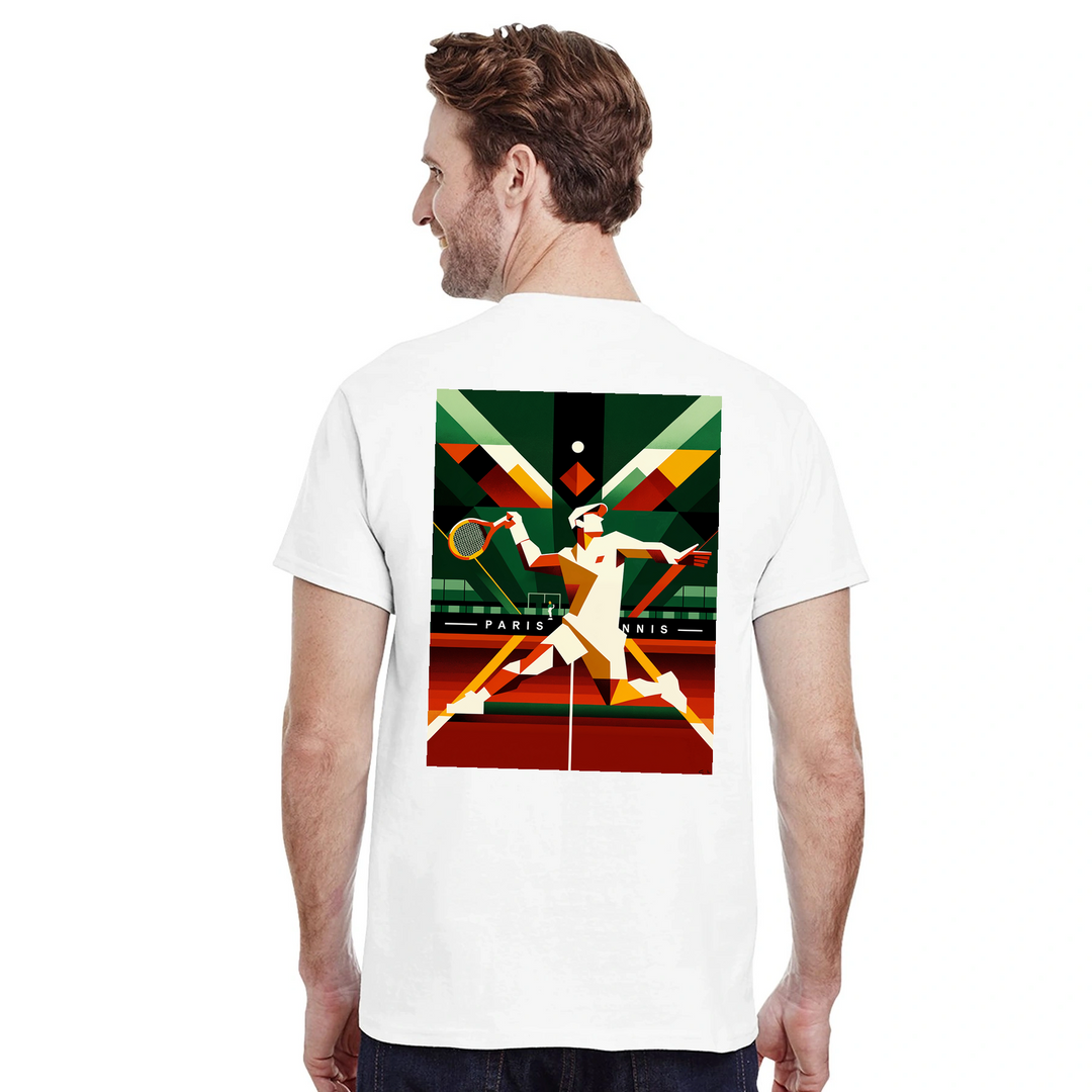 パリのテニスデザインが特徴のスタイリッシュなTシャツ。ソフトで通気性のあるコットン素材で、テニス愛好者にぴったりのアイテムです。