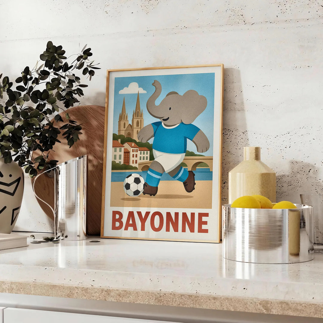 Ζωντανό αφίσα με ελέφαντα και ποδόσφαιρο, ιδανική για το δωμάτιο του μικρού φιλάθλου. Διατίθεται σε δύο μεγέθη