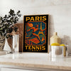 Plakat w stylu vintage przedstawiający tenis w Paryżu, idealny dla miłośników sportu i sztuki, w odcieniach szaro-niebieskich