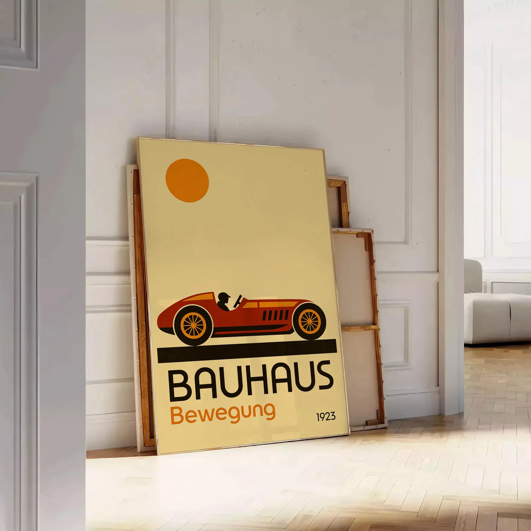 Atemberaubendes Bauhaus-Auto-Poster in Rot und Braun, erhältlich in 50x70 oder 30x40 cm, wahlweise gerahmt oder ungerahmt. Pe