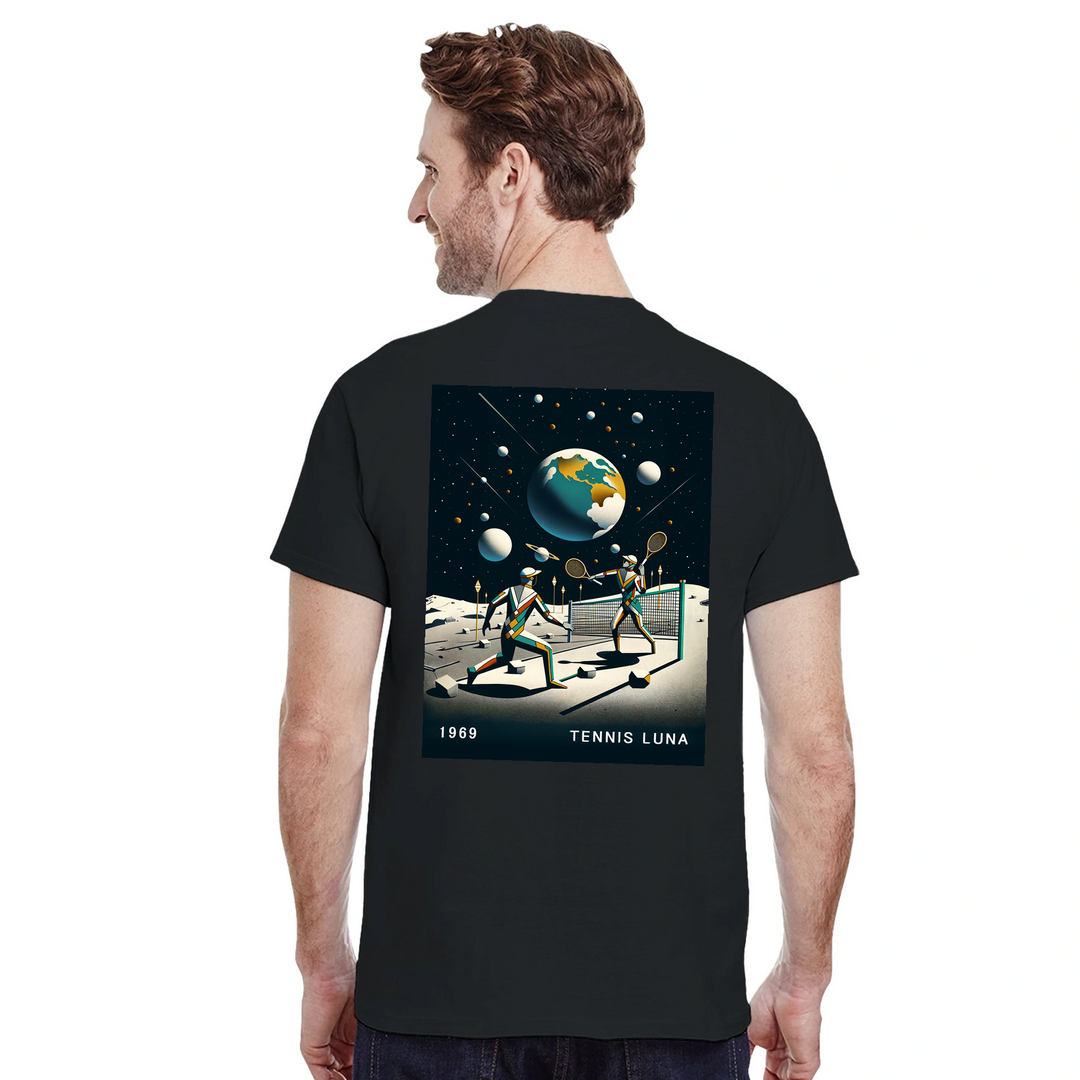 T-shirt Tennis Moon con design unico che unisce la passione per il tennis e il fascino celestiale, ideale per partite o uscit