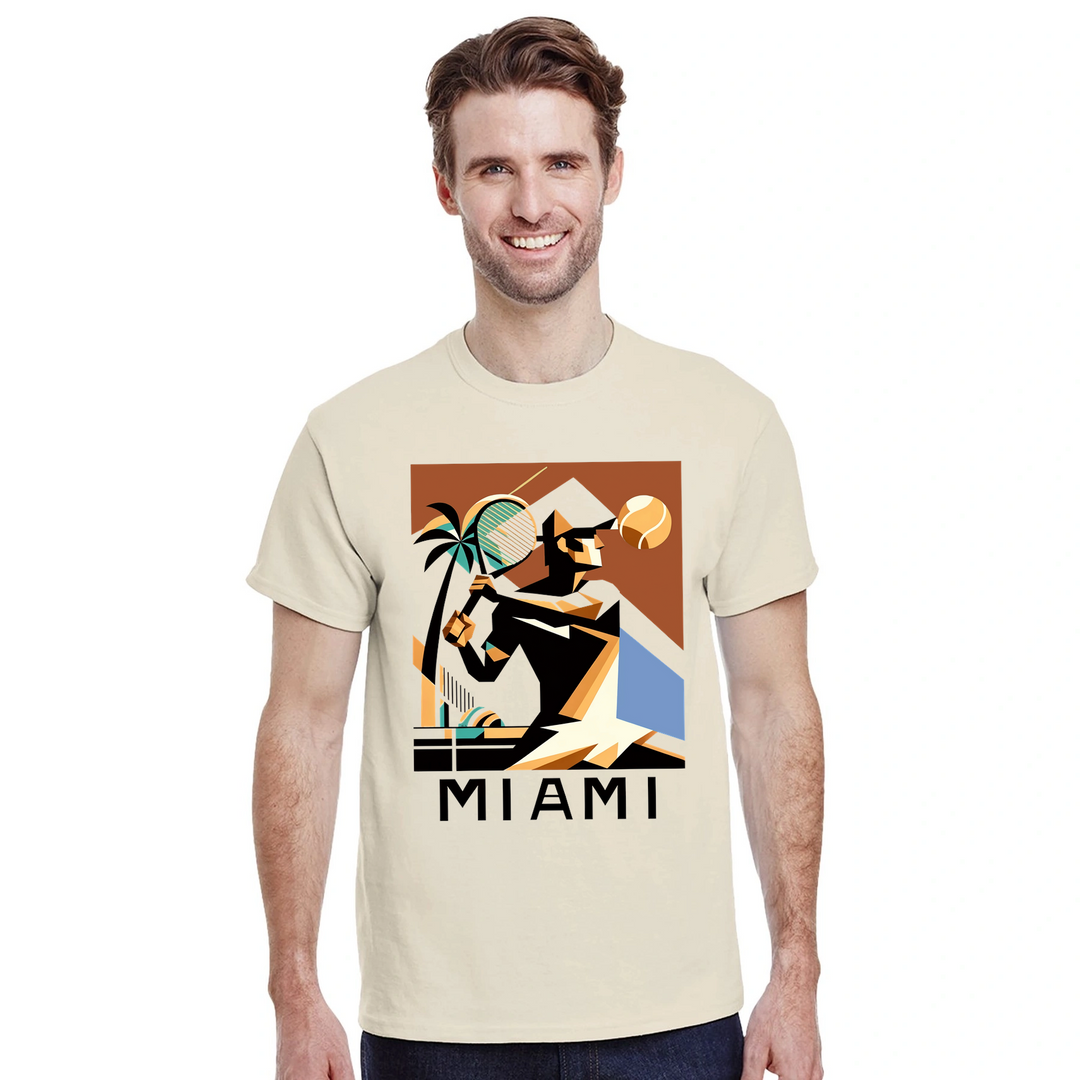 テニス愛好者にぴったりなマイアミテニスTシャツ。ゲームの精神と南フロリダの陽気な雰囲気を捉えたユニークなデザイン。サイズはS、M、L、XL、XXLから選べます。
