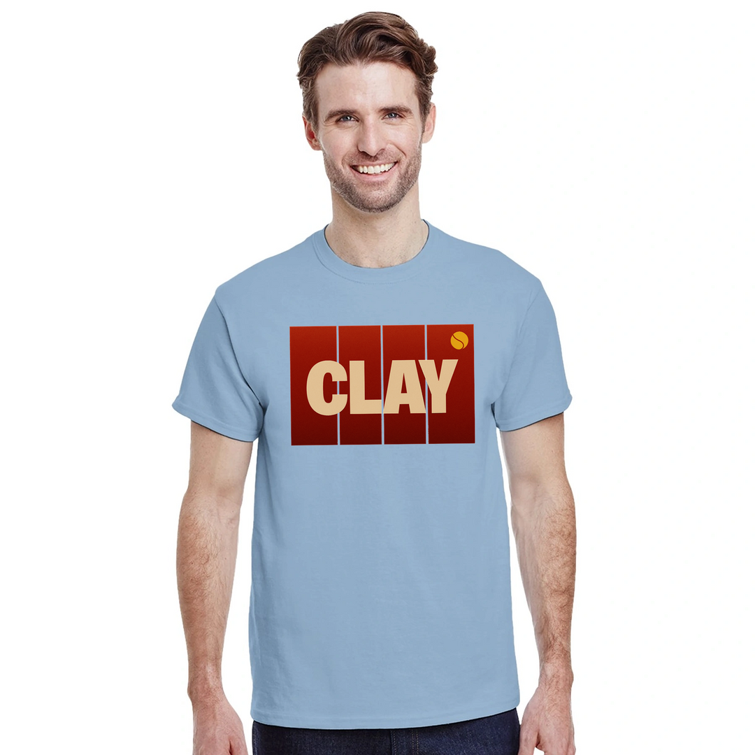 テニスの試合を楽しむためのスタイリッシュなクレイテニススポーツTシャツ。快適なコットン素材で、プレイヤーやファンに最適です。