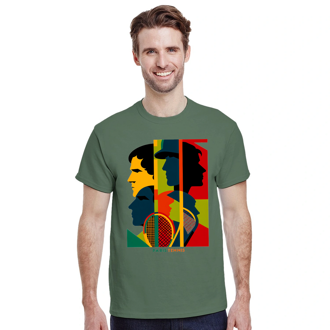 トーナメントテニスTシャツ。プレイヤーやファンに最適なスタイリッシュなティー。快適さと耐久性を兼ね備えた高品質素材使用。サイズ展開：S, M, L, XL, XXL。