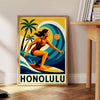 Färgglad Honolulu Surf poster som fångar surfkulturens anda med energiska röda och blå nyanser. Finns i storlekarna 50x70 ell