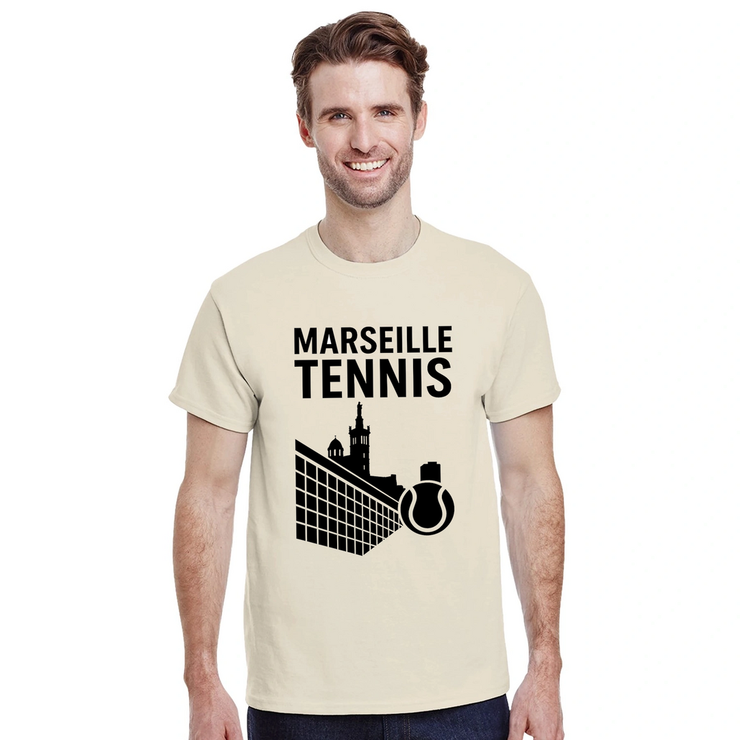 T-shirt Marseille Tennis con design vivace, perfetta per gli appassionati di tennis. Comfort e stile per ogni occasione