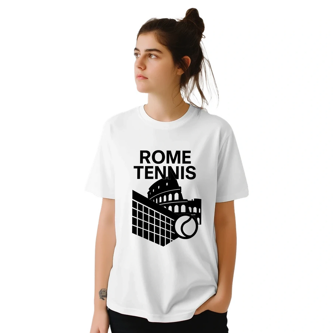 ローマテニス5 Tシャツは、テニスの活気ある精神にインスパイアされたユニークなデザインで、スタイルを引き立てます。コートやカジュアルな外出に最適な必需品です。サイズ展開: S, M, L, XL, XXL