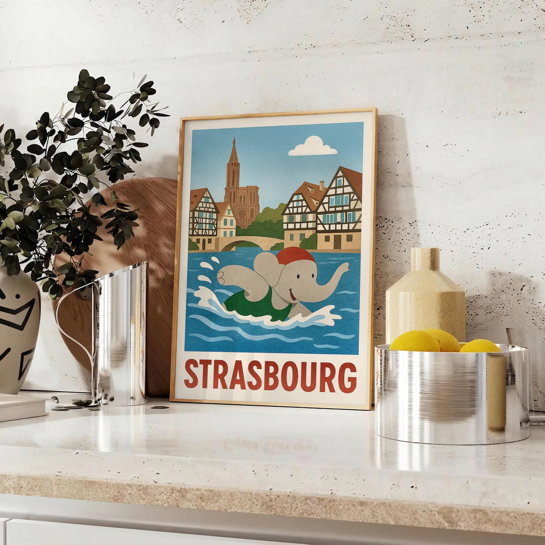 Ανακαλύψτε την εντυπωσιακή αφίσα με τον ελέφαντα που κολυμπάει στη Στρασβούργο, ιδανική για το παιδικό δωμάτιο, σε ήρεμες μπλ