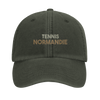 un style décontracté casquette Tennis Normandie Brodé 100 % coton brossé confort élégance vintage une broderie directe couronne structurée œillets ventilation sangle boucle laiton accessoire idéal