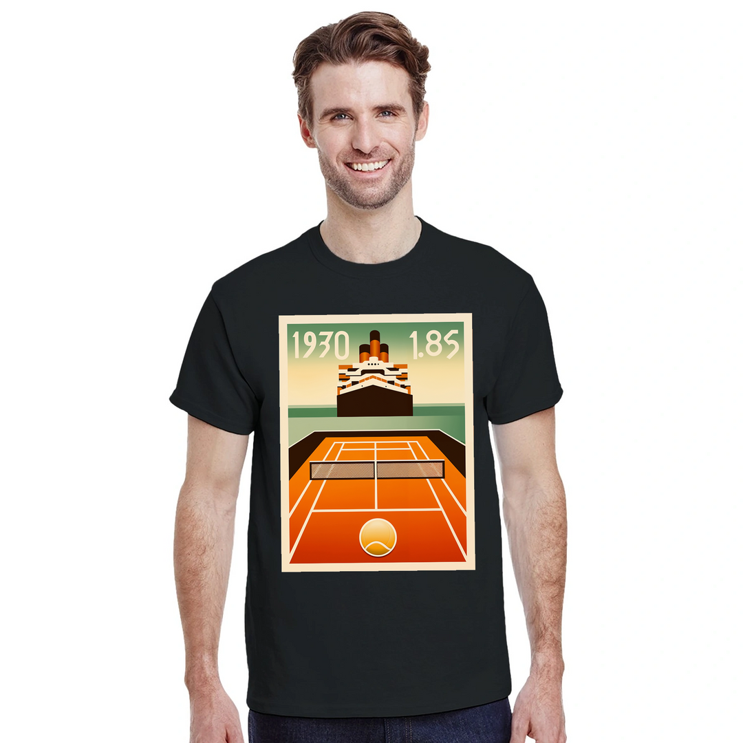 タイタニックテニスTシャツ。クラシックなタイタニックのエレガンスとテニスの楽しさを融合したユニークなデザインのTシャツ。サイズ: S, M, L, XL, XXL。