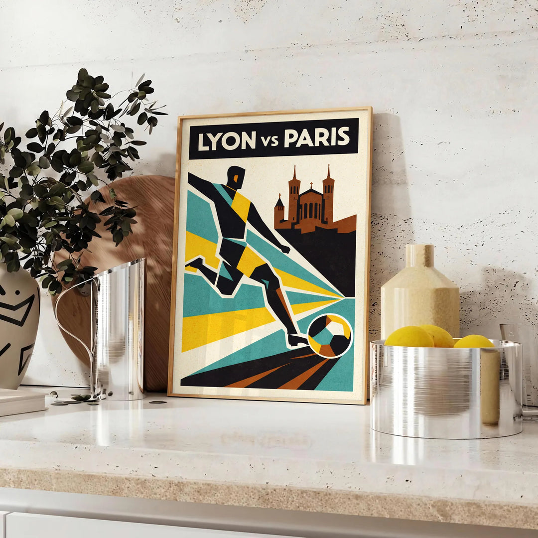 Plakat piłkarski Lyon, Francja w odważnym czarno-zielonym wzorze, dostępny w rozmiarach 50x70 i 30x40. Idealny dla fanów piłk