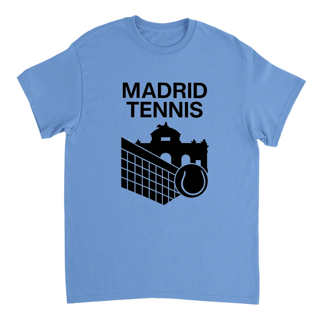 テニスへの愛とマドリッドの活気を表現するスタイリッシュなマドリッドテニスTシャツ。快適でおしゃれなデザインで、プレイヤーやファンに最適なアイテムです。