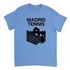 テニスへの愛とマドリッドの活気を表現するスタイリッシュなマドリッドテニスTシャツ。快適でおしゃれなデザインで、プレイヤーやファンに最適なアイテムです。