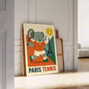 子供部屋や遊び場にぴったりのエレファントテニスポスター。鮮やかな緑とオレンジの色合いが魅力的です。