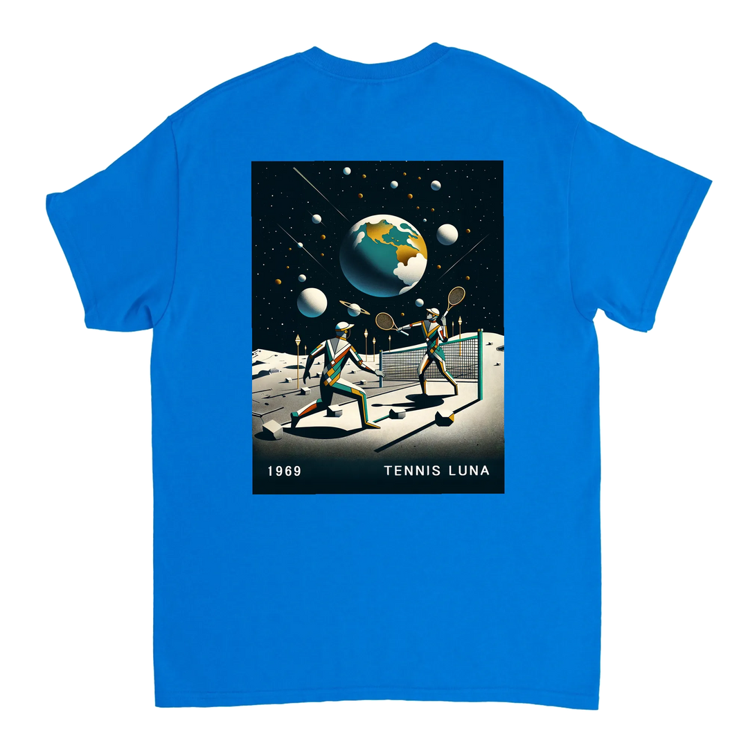 T-shirt Tennis Moon con design unico che unisce la passione per il tennis e il fascino celestiale, ideale per partite o uscit