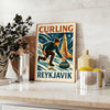 レイキャビクの美しい風景を背景にした活気あるカーリングポスター。スポーツ愛好家やインテリア好きに最適な、50x70または30x40の2サイズから選べるフレーム付きまたはフレームなしのバージョン。
