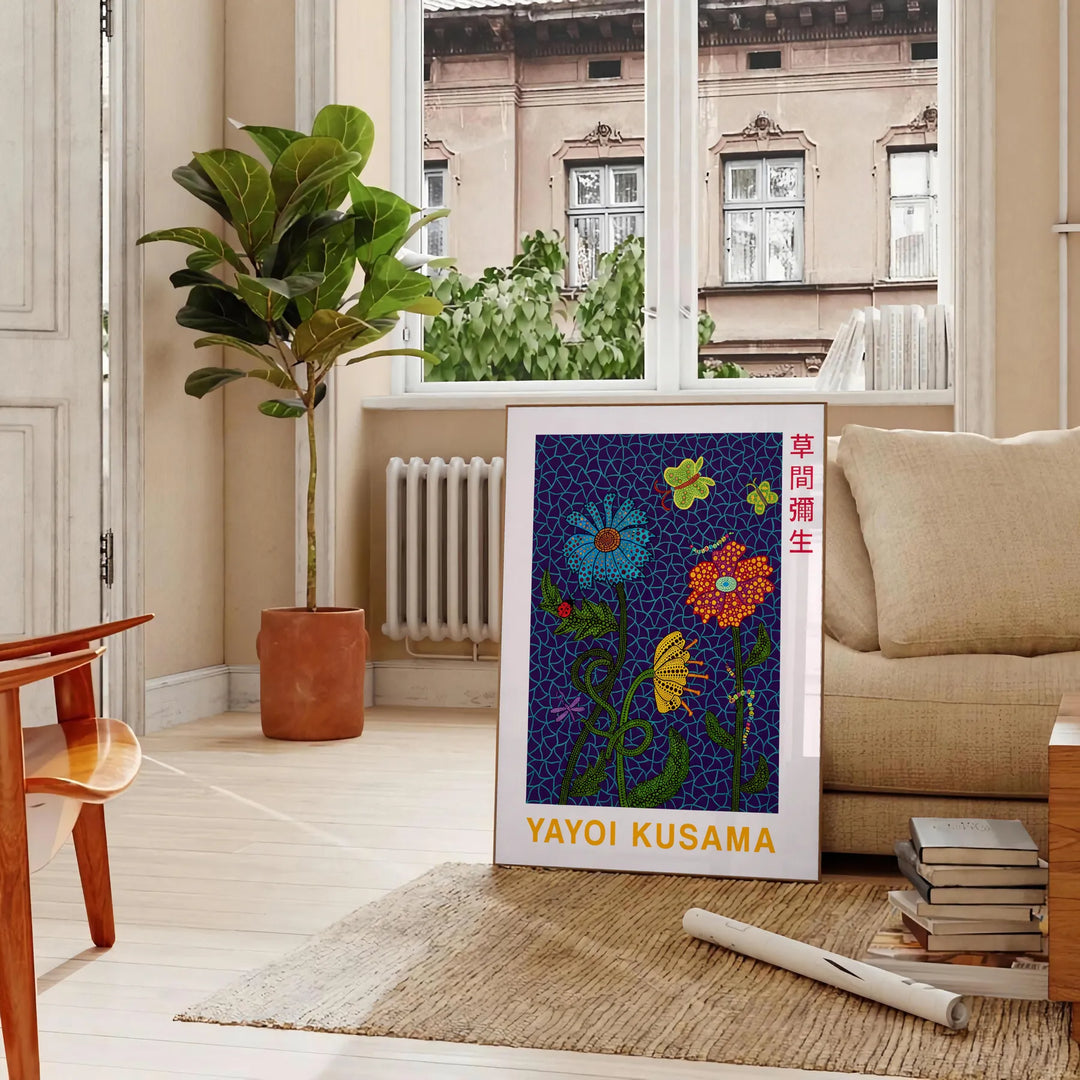 Αναδείξτε τον χώρο σας με την εκπληκτική αφίσα λουλουδιών εμπνευσμένη από την Yayoi Kusama! Αυτή η vintage εκτύπωση διαθέτει