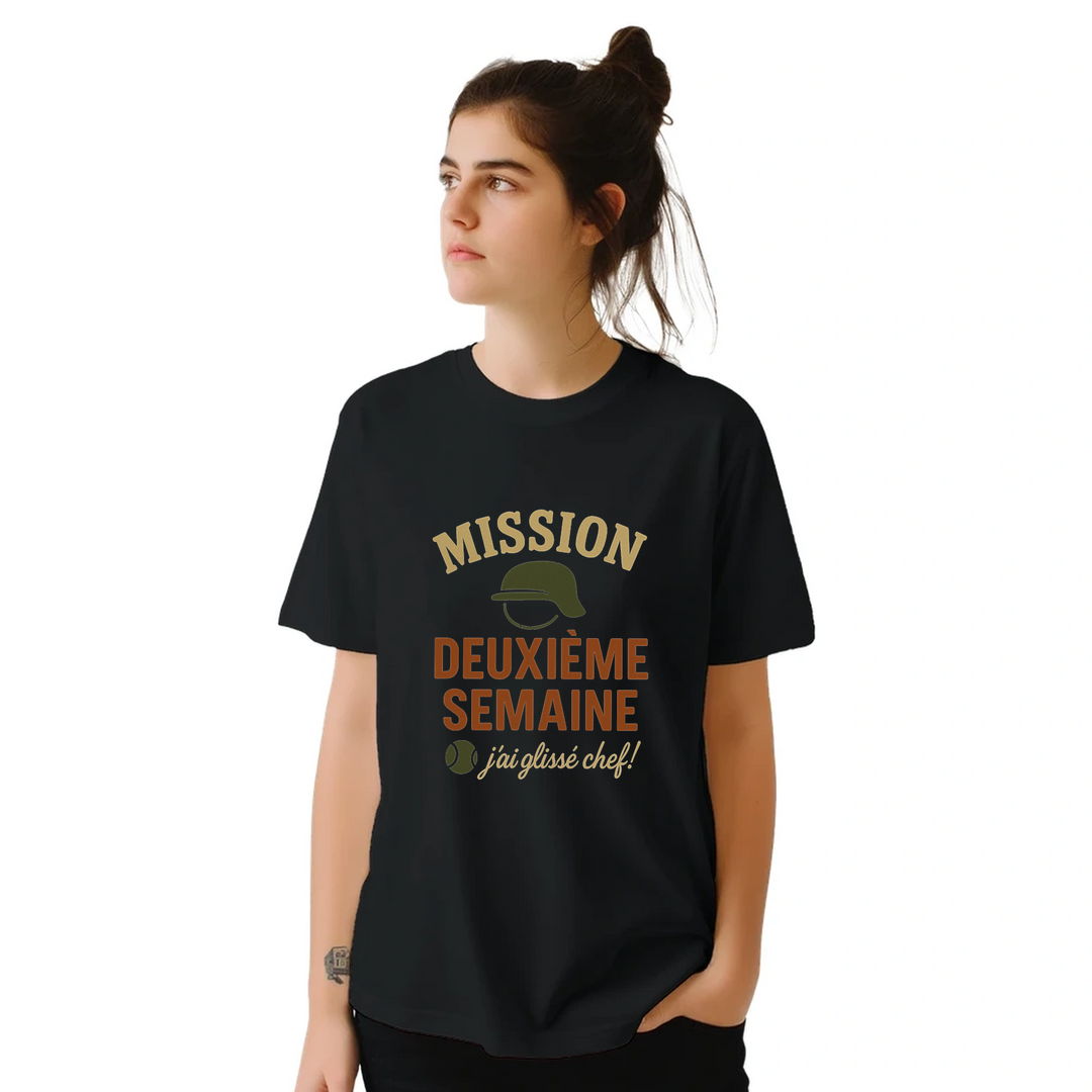テニス愛好者に最適な"Mission 2eme Semaine Tennis" Tシャツ。快適さとスタイルを兼ね備えたこのTシャツで、コート内外で目立ちましょう。サイズはSからXXLまで。