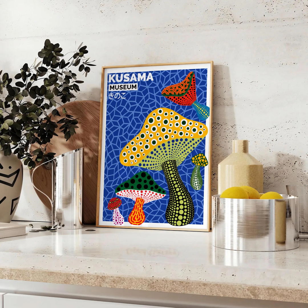 Mushroom Yayoi Kusama affisch med livfulla gröna och gula färger, perfekt för att dekorera ditt hem med japansk konst. Finns