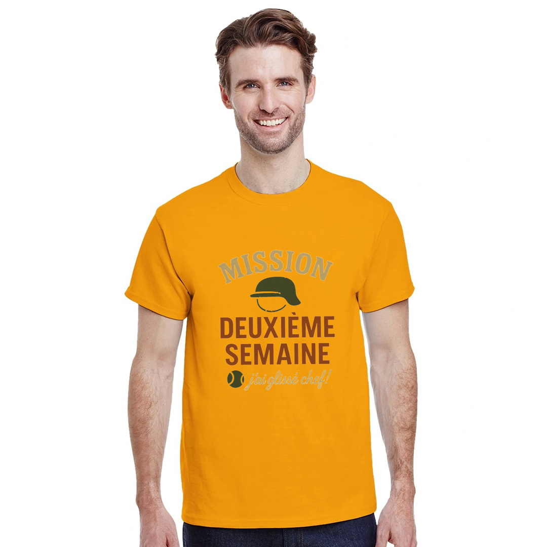 テニス愛好者に最適な"Mission 2eme Semaine Tennis" Tシャツ。快適さとスタイルを兼ね備えたこのTシャツで、コート内外で目立ちましょう。サイズはSからXXLまで。