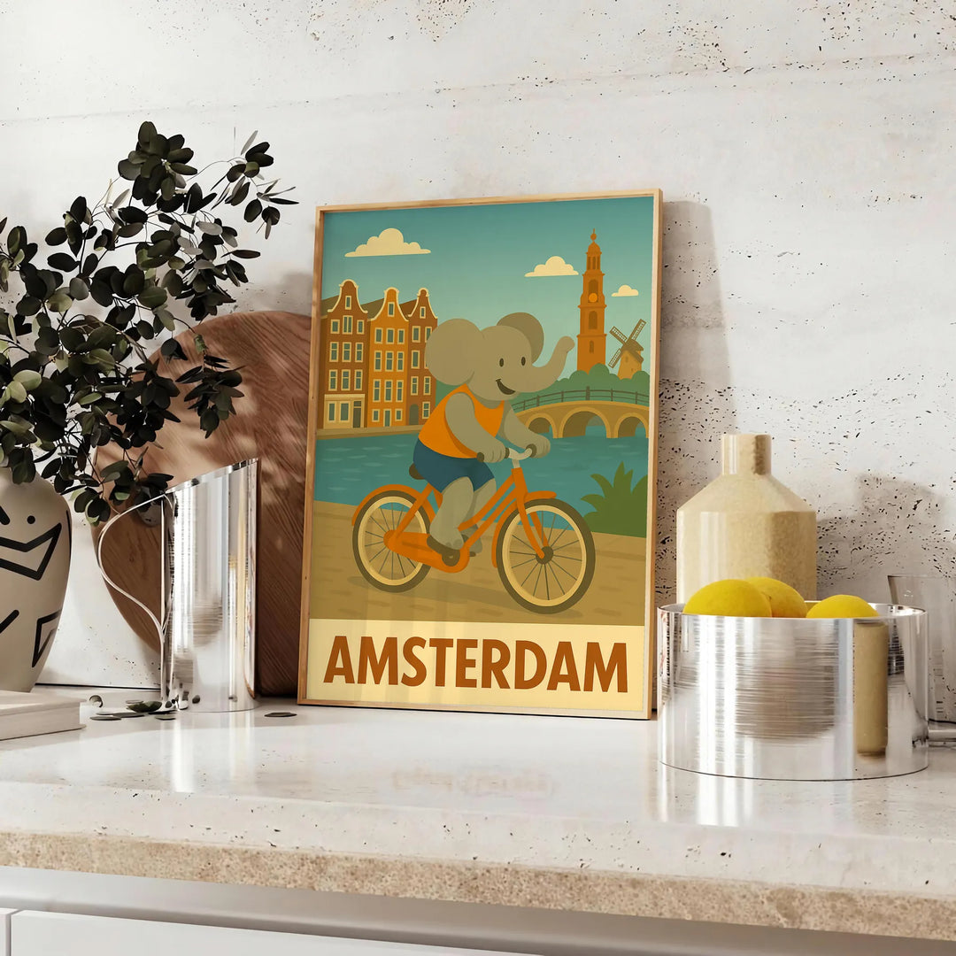 アムステルダムの活気ある精神に触発された、子供向けの象とサイが自転車に乗っているポスター。穏やかなグレーと緑の色合いが特徴で、どんな空間にも遊び心を加えます。