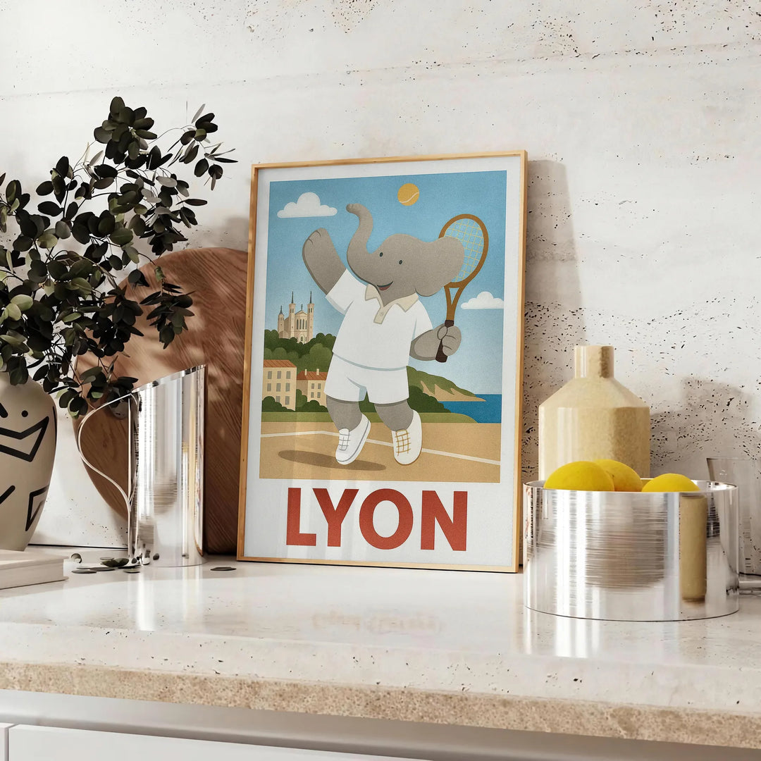 Ανακαλύψτε το χαριτωμένο αφίσα με ελέφαντα που παίζει τένις, ιδανική για να προσθέσει μια παιχνιδιάρικη ατμόσφαιρα σε κάθε δω