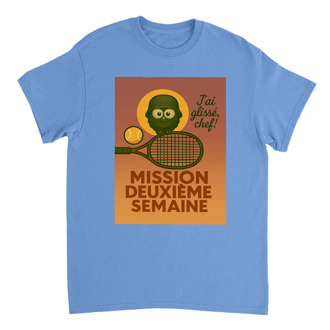 テニス愛好者のためのスタイリッシュなMission 2eme SemaineテニスTシャツ。快適な着心地で、コート内外でのプレイをサポートします。