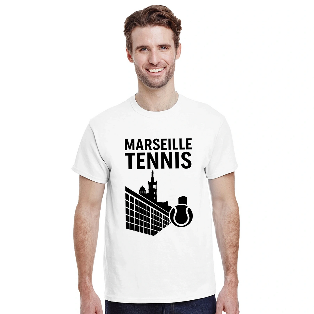 T-shirt Marseille Tennis con design vivace, perfetta per gli appassionati di tennis. Comfort e stile per ogni occasione