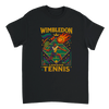ウィンブルドンのヴィンテージカートゥーンテニスTシャツ。レトロなデザインで、テニスファンやヴィンテージ愛好者に最適。快適なコットン素材で、スタイルを持ってコートに出ましょう。