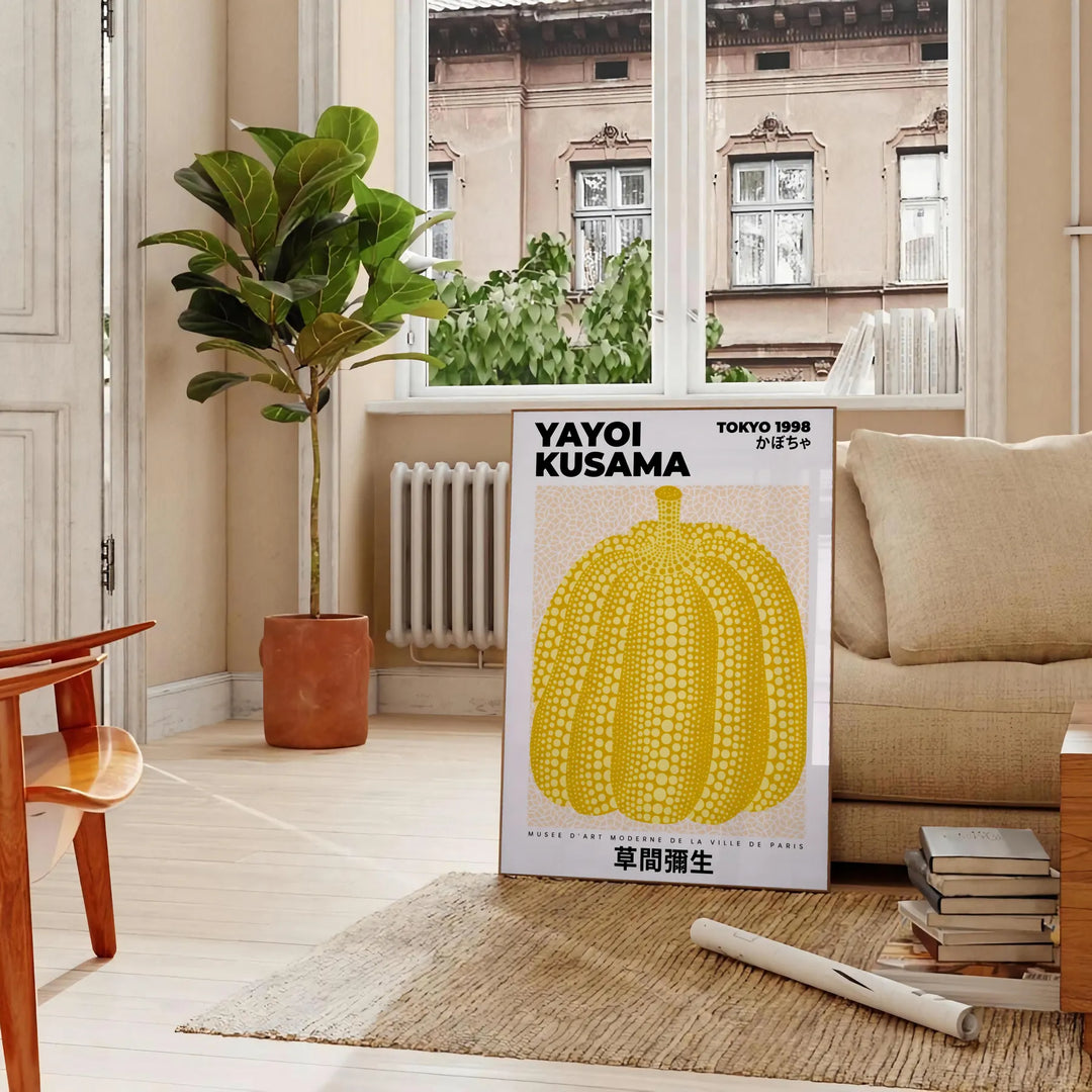 Stilīgs Pumpkin Yayoi Kusama plakāts ar spilgtām oranžām un eleganti pelēkām krāsām, pieejams vairākos izmēros, ideāli piemēr