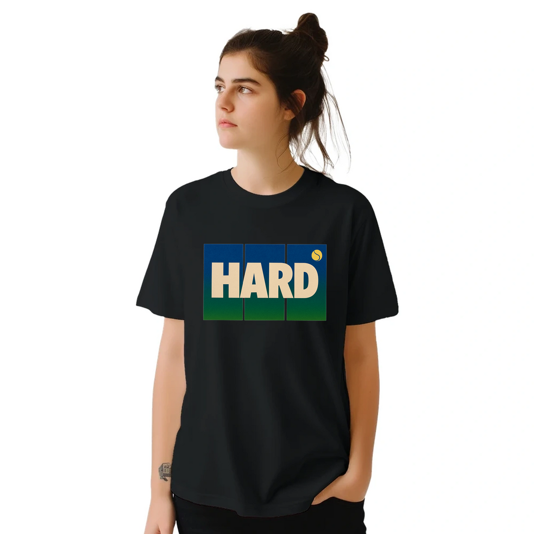 T-shirt Hard Tennis 3, design dinamico che esprime l'intensità del tennis, ideale per giocatori e appassionati. Comfort e sti