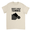 モンテカルロテニスTシャツは、スポーツ愛好家とファッション好きに最適なスタイルを引き立てます。テニスの優雅さを祝う鮮やかなデザインで、コートの内外で目を引く一着です。サイズはS、M、Lをご用意。