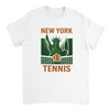 ニューヨークのテニスシーンを感じさせるスタイリッシュなTシャツ。快適で通気性のあるコットン素材を使用し、スポーツ愛好家や都市のトレンドセッターに最適です。