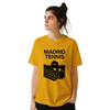 テニスへの愛とマドリッドの活気を表現するスタイリッシュなマドリッドテニスTシャツ。快適でおしゃれなデザインで、プレイヤーやファンに最適なアイテムです。