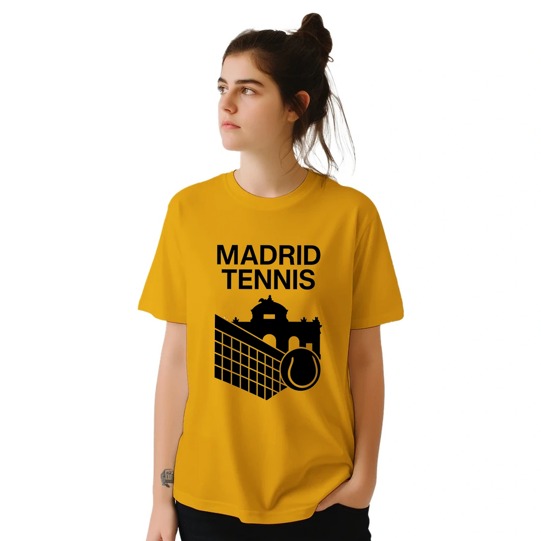 テニスへの愛とマドリッドの活気を表現するスタイリッシュなマドリッドテニスTシャツ。快適でおしゃれなデザインで、プレイヤーやファンに最適なアイテムです。