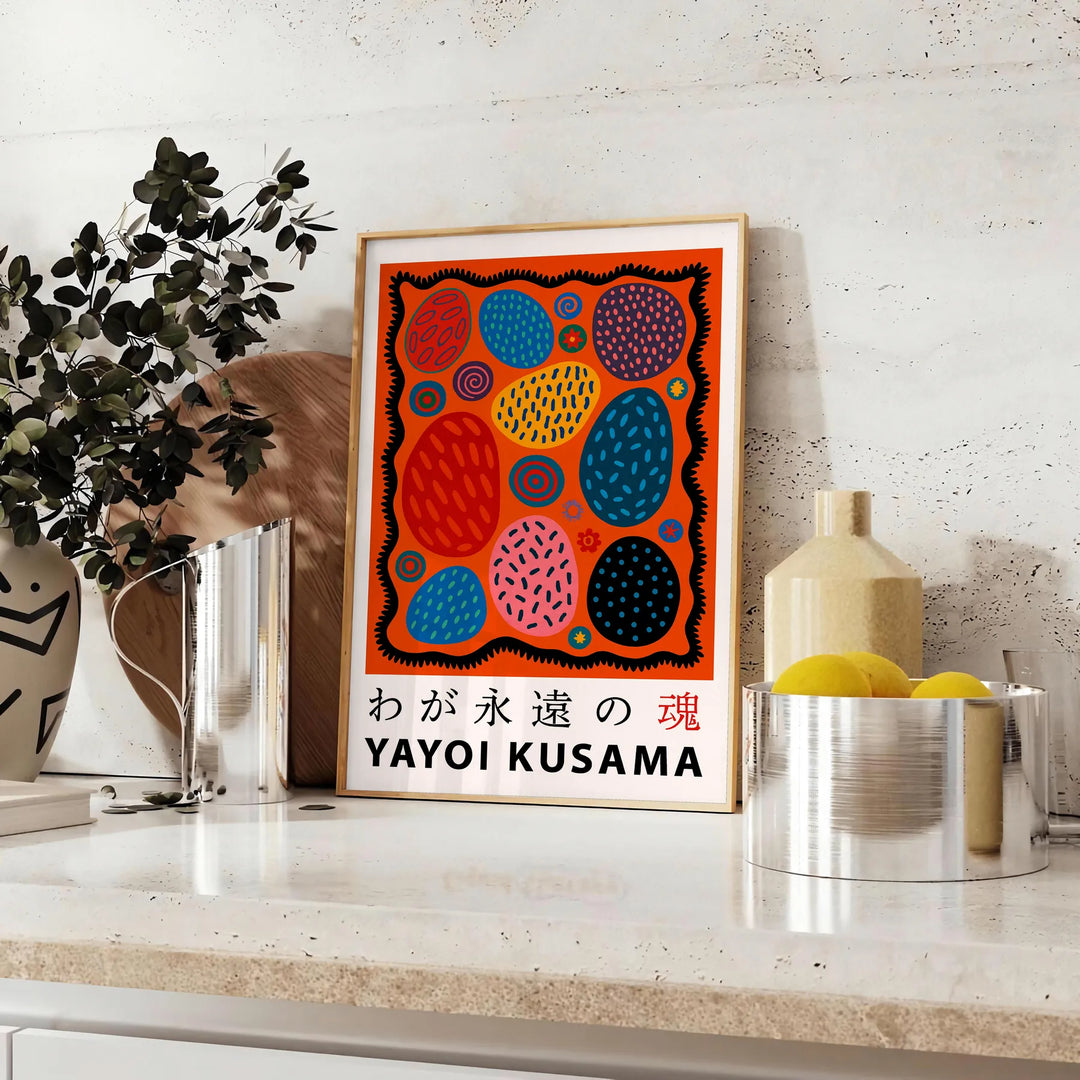 Yayoi Kusama affisch i röd och svart, mått 50x70 eller 30x40, perfekt för hem- eller studiodekor