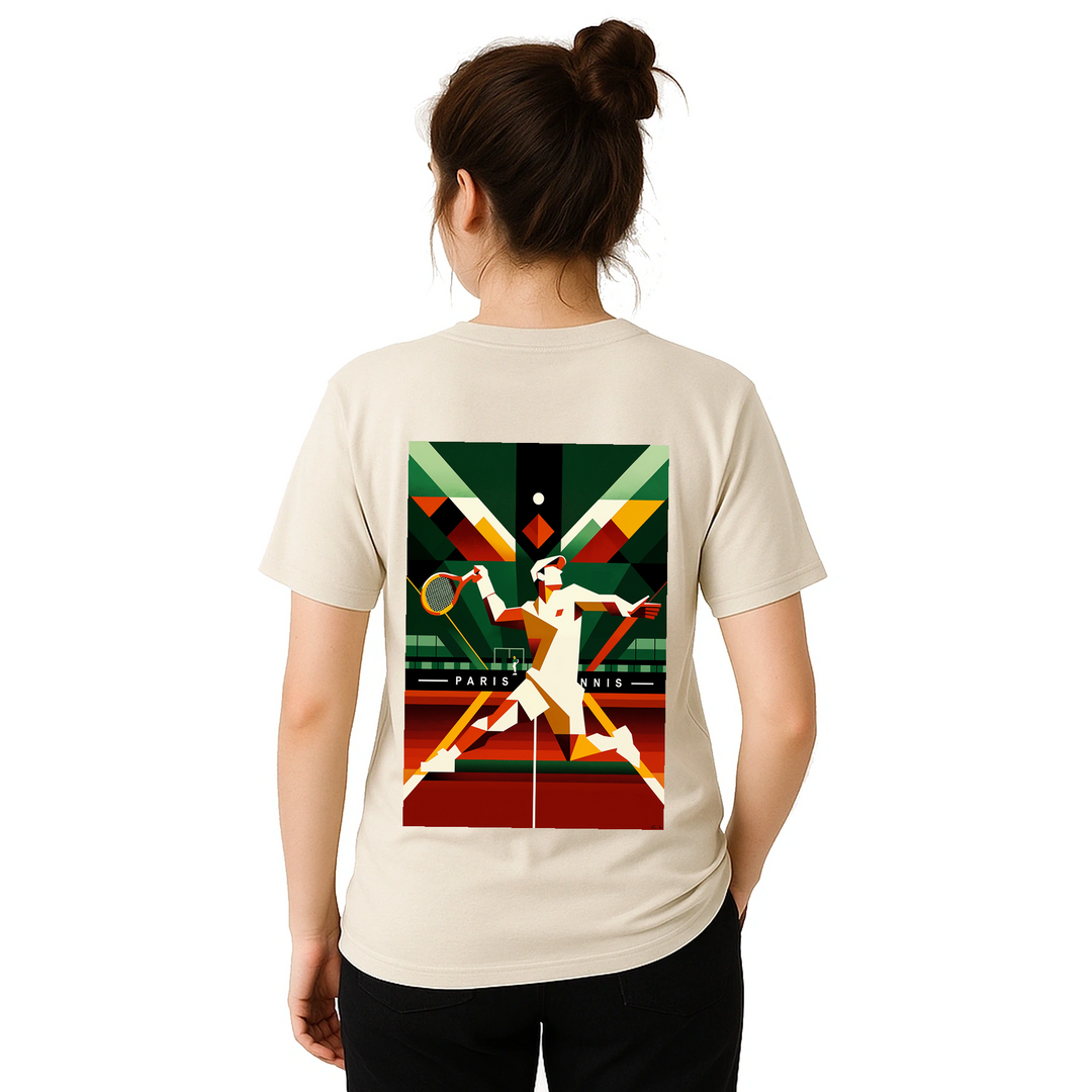 パリのテニスデザインが特徴のスタイリッシュなTシャツ。ソフトで通気性のあるコットン素材で、テニス愛好者にぴったりのアイテムです。